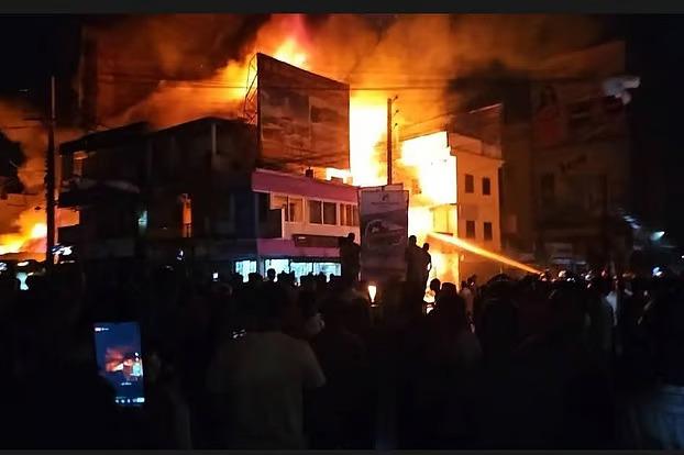 সুনামগঞ্জে ভয়াবহ আগুনে পুড়ল ১২ দোকান